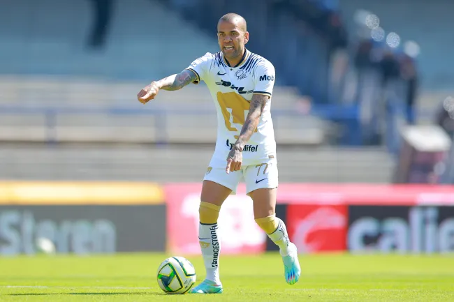 Dani Alves, futbolista brasileño durante su estadía en Pumas de México. (Getty Images)