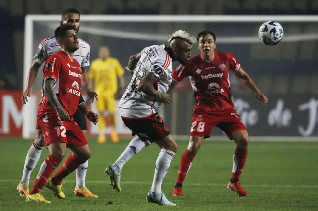 Foto: PhotoSport/AGIF – Vidal encontrou dificuldade no Chile