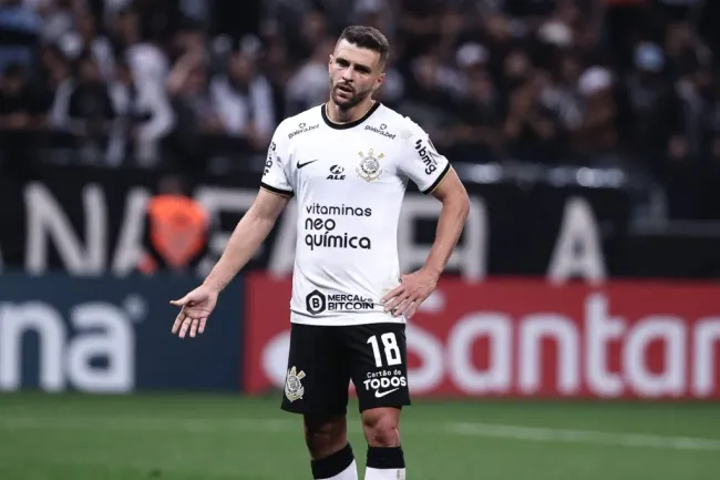 Foto: Ettore Chiereguini/AGIF – Junior Moraes processa o Corinthians