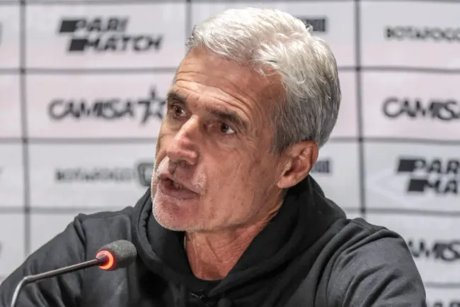 Foto: Robson Mafra/AGIF – Luís Castro está há mais de um ano no cargo.