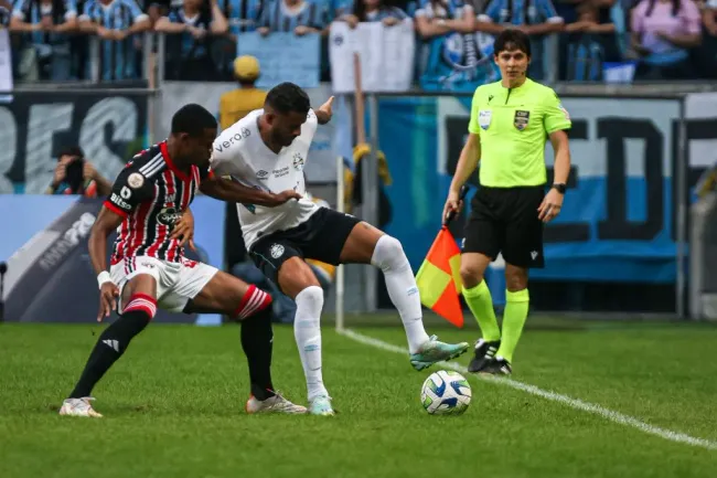 Com gol de Reinaldo, São Paulo toma virada do Grêmio e deixa G6 do  Brasileirão - Gazeta Esportiva
