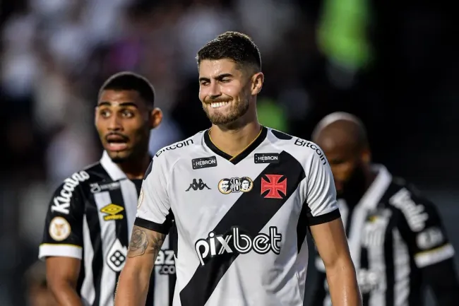 Foto: Thiago Ribeiro/AGIF – Pedro Raul durante partida contra o Santos, em São Januário.