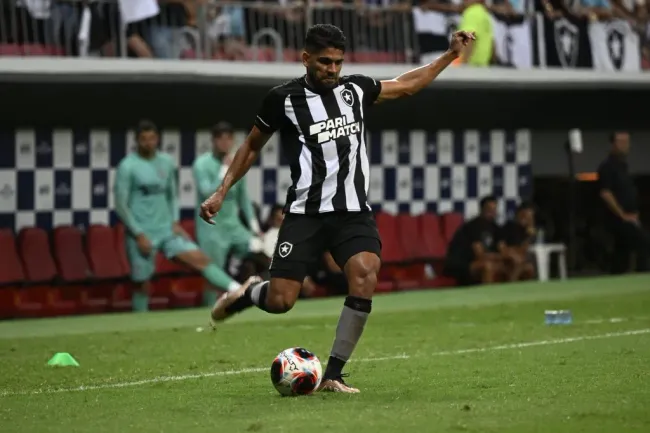Foto: Mateus Bonomi/AGIF – Daniel Borges, jogador do Botafogo