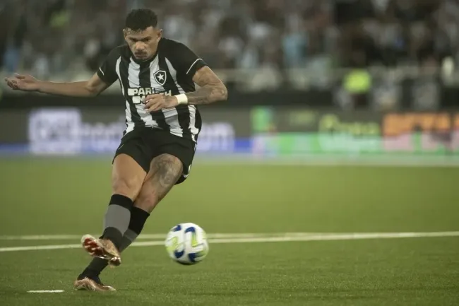 Tiquinho Soares  cobra penalti em decisao durante partida contra o Athletico-PR no estádio Nilton Santos pela Copa do Brasil 2023. Foto: Jorge Rodrigues/AGIF