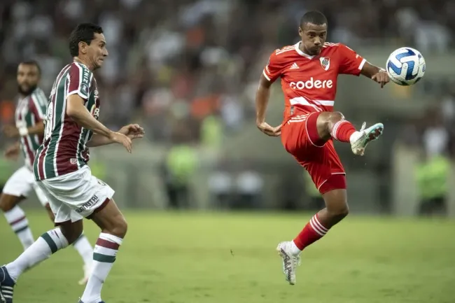 Foto: Jorge Rodrigues/AGIF – De La Cruz em ação contra o Fluminense.