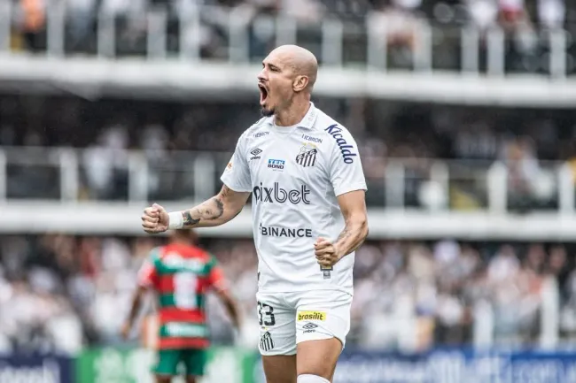 Foto: Abner Dourado/AGIF – Maicon rescindiu seu contrato no Santos e interessa ao Vasco