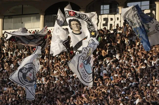 Torcida do Vasco homenageia Roberto Dinamite durante partida contra Madureira no estadio Sao Januário pelo Carioca 2023. Foto: Jorge Rodrigues/AGIF