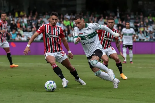 Foto: Robson Mafra/AGIF – Raí Ramos durante partida contra o Coxa, no 1° turno.