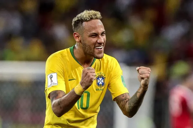 Foto: Ale Cabral/AGIF – Neymar torcia para o Palmeiras na infância