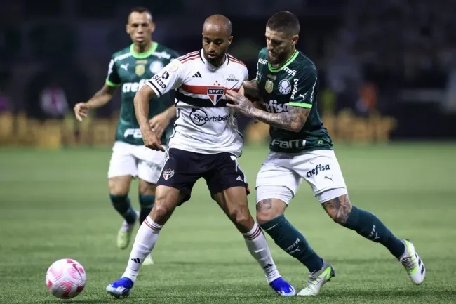 Zé Rafael jogador do Palmeiras disputa lance com Lucas Moura jogador do São Paulo durante partida do Campeonato Brasileiro – Foto: Marcello Zambrana/AGIF