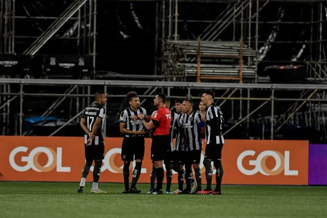 Foto: Thiago Ribeiro/AGIF – Botafogo reclamou da arbitragem