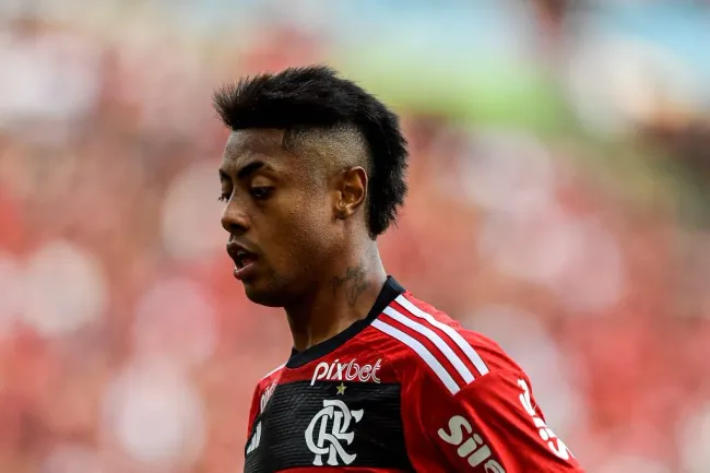 Bruno Henrique, jogador do Flamengo, durante partida contra o Bahia no estádio Maracanã pelo campeonato Brasileiro A 2023. Foto: Thiago Ribeiro/AGIF
