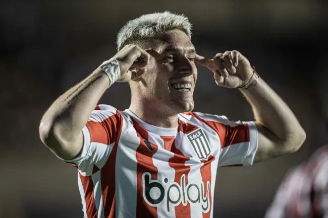 Benjamin Rollheiser, jogador do Estudiantes, comemora seu gol durante partida contra o Goias no estádio Serra Dourada pelo campeonato Copa Sul-Americana 2023. Foto: Heber Gomes/AGIF