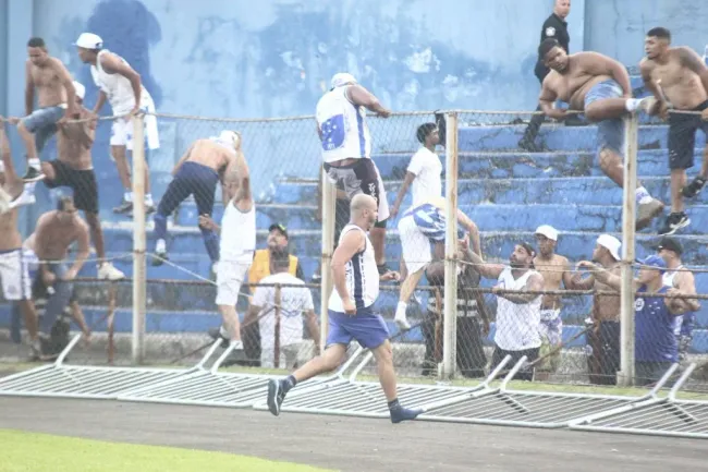 Foto: Gabriel Machado/AGIF – Briga entre cruzeirenses e torcedores coxa branca