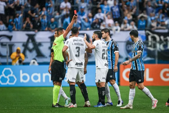 Sequência do lance gerou a expulsão de Bruno Méndez – Foto: Maxi Franzoi/AGIF.