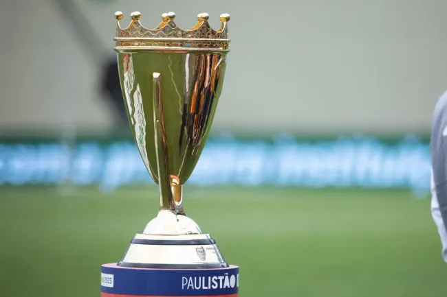 A taça vista antes da partida entre Agua Santa e Palmeiras no estádio Arena Barueri pelo campeonato Paulista 2023. Diogo Reis/AGIF