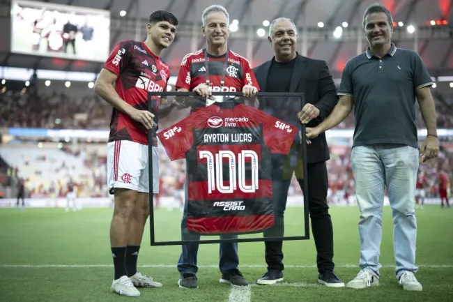 Ayrton Lucas, jogador do Flamengo, recebe camisa comemorativa de 100 jogos de Rodolfo Landim, presidente da sua equipe, antes da partida contra o Fluminense no estádio Maracanã pelo campeonato Brasileiro A 2023. Foto: Jorge Rodrigues/AGIF