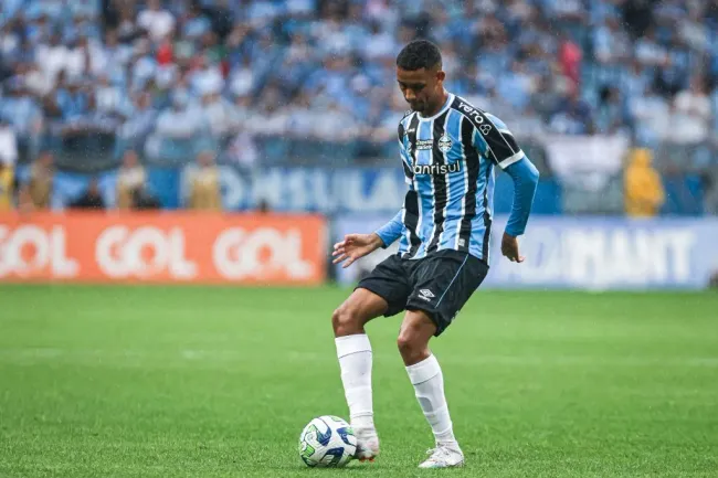 André Henrique, jogador do Grêmio, durante partida contra o Corinthians no estádio Arena do Grêmio pelo campeonato Brasileiro A 2023. Foto: Maxi Franzoi/AGIF