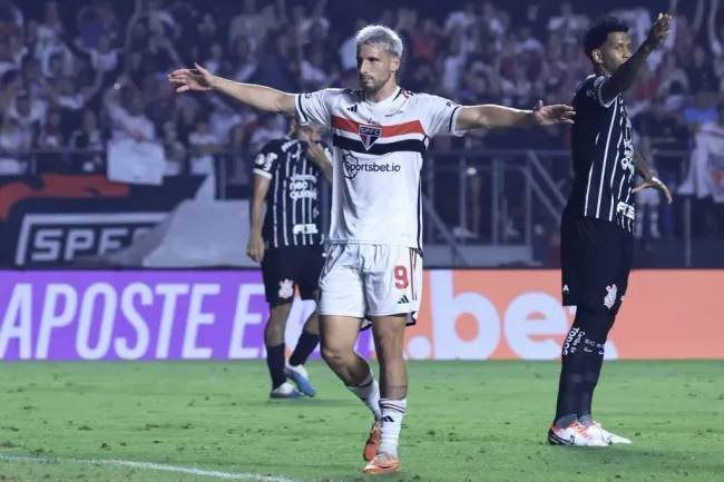 Calleri, jogador do São Paulo comemora vitória ao final da partida contra o Corinthians no estádio Morumbi pelo campeonato Brasileiro A 2023. Foto: Marcello Zambrana/AGIF