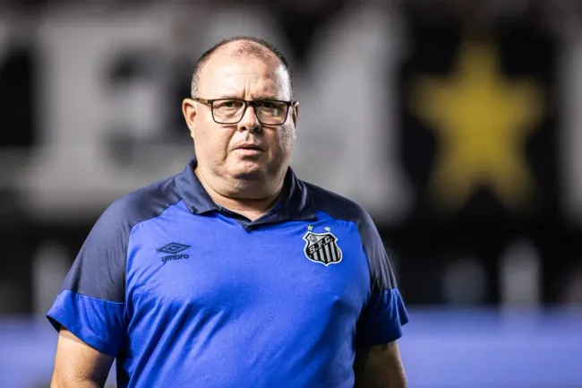 Marcelo Fernandes, técnico do Santos, durante partida contra o Fluminense no estádio Vila Belmiro pelo campeonato Brasileiro A 2023. Foto: Abner Dourado/AGIF
