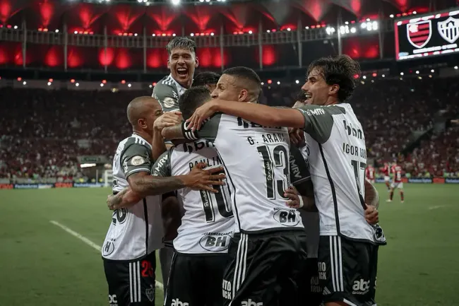 Time do Atlético celebra vitória diante do Flamengo – Foto: Pedro Souza / Atlético