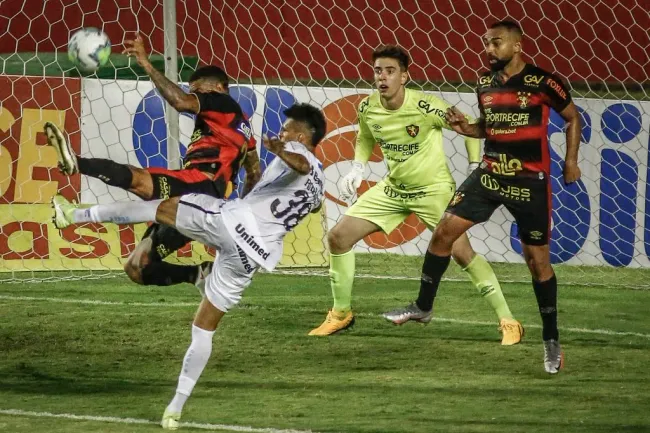 Adryelson jogador do Sport disputa lance com Tonhao Rodrigues jogador do Gremio durante partida no estadio Ilha do Retiro pelo campeonato Brasileiro A 2020. Foto: Paulo Paiva/AGIF
