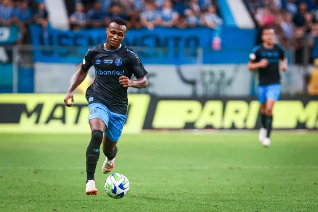 Nathan Fernandes, jogador do Grêmio, durante partida contra o Goias no estádio Arena do Grêmio pelo campeonato Brasileiro A 2023. Foto: Maxi Franzoi/AGIF