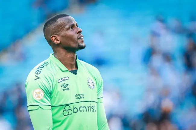 Caíque, goleiro do Grêmio, durante partida contra o Goiás no estádio Arena do Grêmio pelo campeonato Brasileiro A 2023. Foto: Maxi Franzoi/AGIF