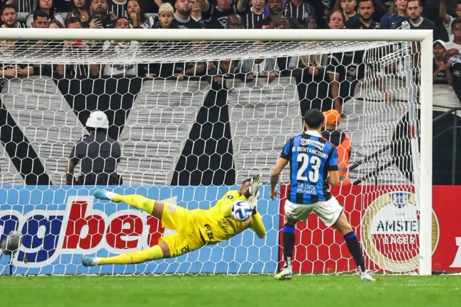 Goleiro sempre deu conta do recado quando acionado – Foto: Marcello Zambrana/AGIF.