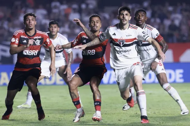 Beraldo esteve em campo diante do Flamengo – Foto: Marcello Zambrana/AGIF.