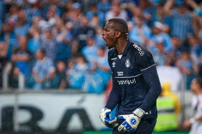 Caique, goleiro do Grêmio, durante partida contra o Vasco no estádio Arena do Grêmio pelo campeonato Brasileiro A 2023. Foto: Maxi Franzoi/AGIF