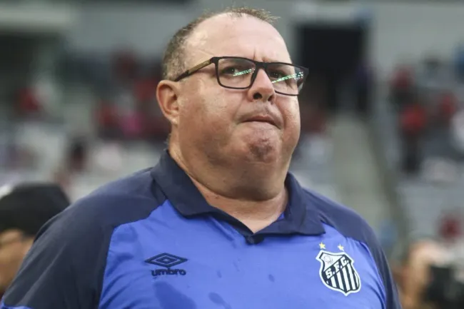 Marcelo Fernandes, técnico do Santos, durante partida contra o Athletico-PR no estádio Arena da Baixada pelo campeonato Brasileiro A 2023. Foto: Gabriel Machado/AGIF