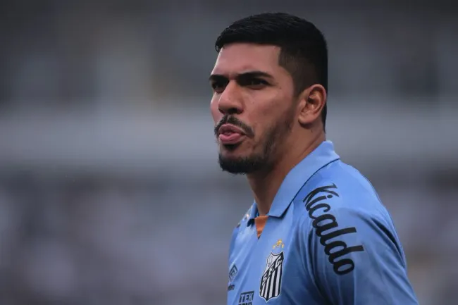 João Paulo, goleiro do Santos, durante partida contra o Vasco no estádio Vila Belmiro pelo campeonato Brasileiro A 2023. Foto: Ettore Chiereguini/AGIF