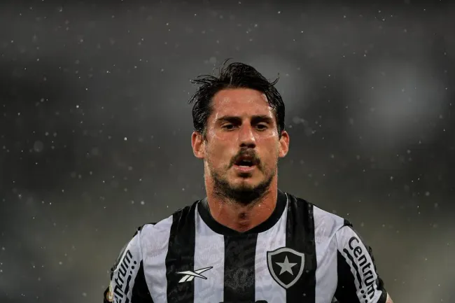 Gabriel Pires está emprestado ao Botafogo – Foto: Thiago Ribeiro/AGIF.