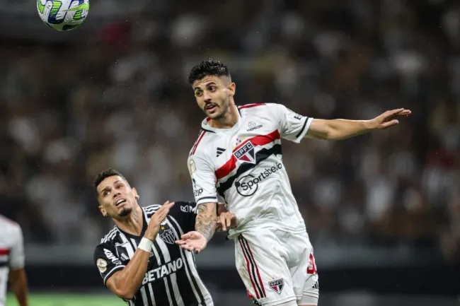 Paulinho jogador do Atletico-MG disputa lance com Lucas Beraldo jogador do São Paulo durante partida no estádio Mineirão pelo campeonato Brasileiro A 2023.  Gilson Lobo/AGIF