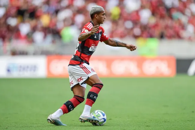 Flamengo estipulou valores e condições por Wesley – Foto: Thiago Ribeiro/AGIF.