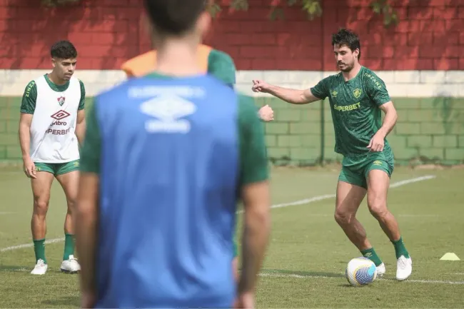 Gabriel Pires treina com bola com os companheiros de elenco no CT Carlos José Castilho  Foto: Divulgação/Fluminense