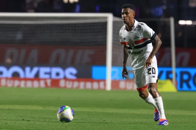 Reforço na última janela, Marco Antônio teve ótima atuação contra o Vasco e é cotado para virar titular de vez no SPFC – Foto: Marcello Zambrana/AGIF