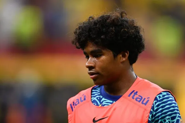 Foto: Mateus Bonomi/AGIF – Endrick jogador do Brasil durante aquecimento antes partida contra o Peru no estadio Mane Garrincha pelo campeonato Eliminatorias Copa Do Mundo 2026