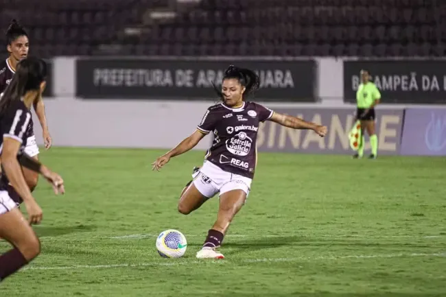 Micaelly, meia da Ferroviária com posse de bola em jogo de ida pelo Campeonato Paulista contra o Palmeiras. Foto: Rafael Rocco/AFE