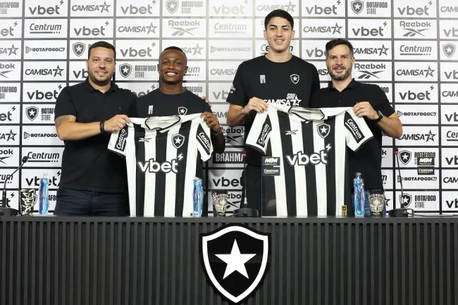 Jair foi apresentado junto ao atacante Nathan Fernandes – Foto: Vitor Silva/Botafogo