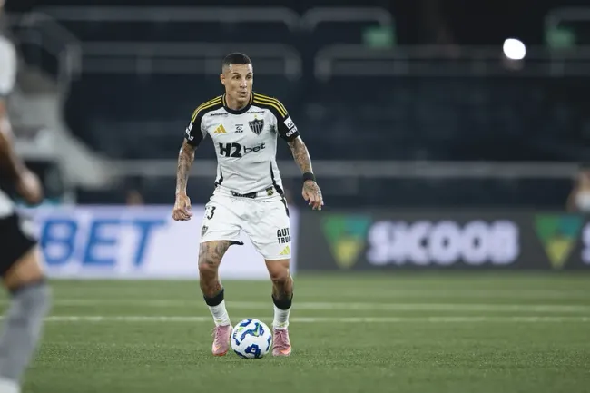 Guilherme Arana foi um dos que conversou com os torcedores (Foto: Pedro Souza / Atlético)