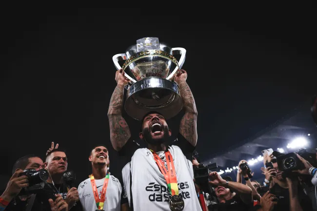 Memphis Depay jogador do Corinthians levanta a taça de campeão ao final da partida contra o Vasco no Maracanã pela Copa Do Brasil 2025. Foto: Ettore Chiereguini/AGIF