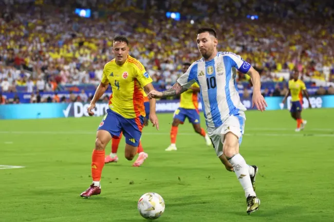 Lionel Messi de Argentina Santiago Arias de Colombia en la CONMEBOL Copa America 2024. Foto: Maddie Meyer/Getty Images.