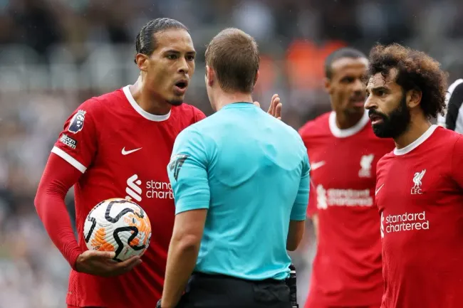 Virgil van Dijk se enfrenta a una dura sanción por sus insultos al árbitro (Photo by Ian MacNicol/Getty Images)