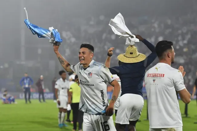 Mauricio Martínez celebra la Copa Sudamericana 2023 con Liga de Quito. El argentino sumó dos trofeos en este año. Foto: Getty.