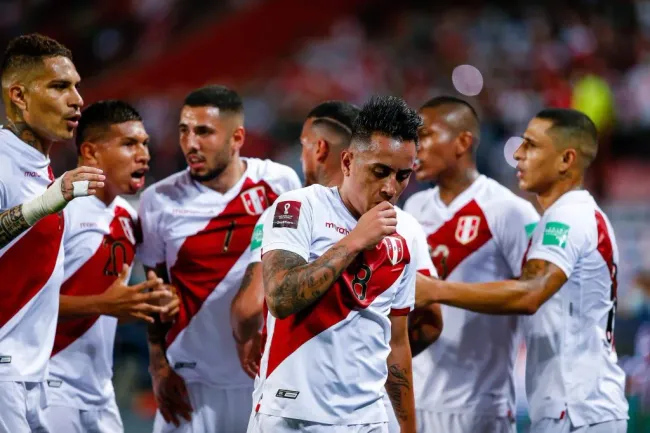 Selección Peruana jugando partido de la Eliminatoria Sudamericana. (Foto: IMAGO).