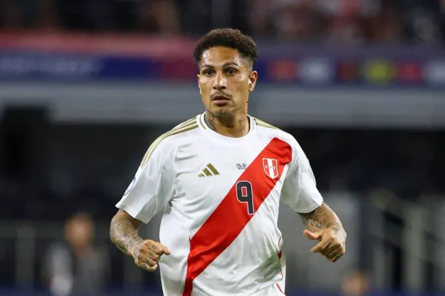 Paolo Guerrero jugando con la Selección Peruana. (Foto: IMAGO).