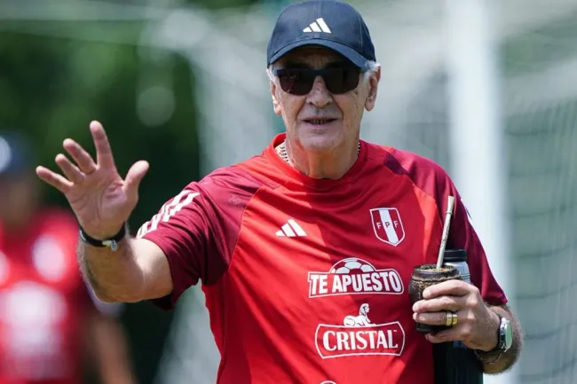 Jorge Fossati en un entrenamiento de la Selección Peruana. (Foto: FPF).