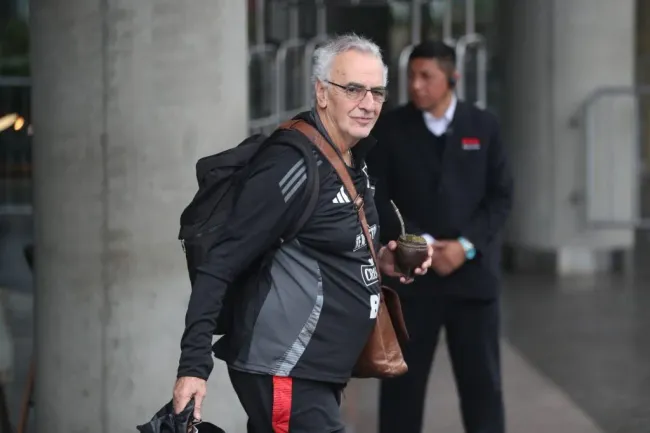 Jorge Fossati viajando a Quito. (Foto: FPF).